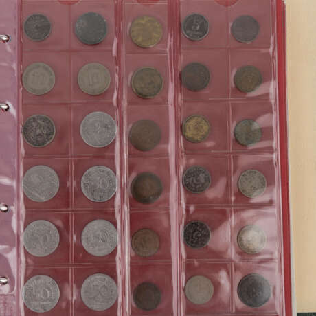 Diverse Münzen und Medaillen im Album - фото 4