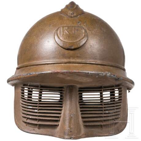 Stahlhelm M 15 "Adrian" für nordafrikanische Truppen, mit Gesichtsschutz - Foto 1 Stahlhelm M 15 "Adrian" für nordafrikanische Truppen, mit Gesichtsschutz - Foto 1