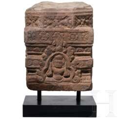 Basis eines Pfeilers aus Sandstein mit Gottheit (Indra?) in Nische, Khmer, 12. - 13. Jhdt.