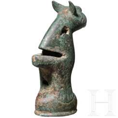 Bronzefuß von einem Gefäß in Panthergestalt, seldschukisch, 12. - 13. Jhdt.