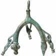 Bronzeanhänger mit drei stilisierten Kannen, archaisch, 8. - 7. Jhdt. v. Chr. - Now at the auction