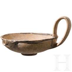 Kyathos-ähnliche Henkelschale mit Ausguss, Daunisch, 4. Jhdt. v. Chr.