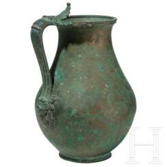 Römische Kanne mit Maske auf Henkelattasche, 1. Jhdt. n. Chr.