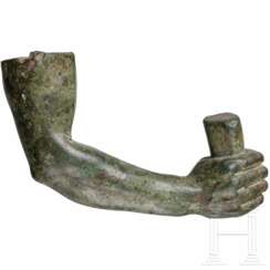 Separat gearbeiteter Bronzearm mit Schriftrolle von einer Bronzeplastik, 1. - 2. Jhdt. n. Chr.
