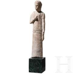 Kalksteinstatue eines Priesters aus römischer Zeit, Levante, 3. Jhdt. n. Chr.