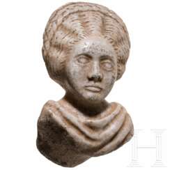 Büste einer Frau, provinzialrömische Kleinskulptur aus Marmor, Ende 2. Jhdt. n. Chr.