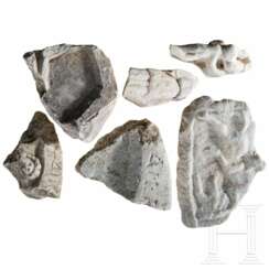 Sechs Fragmente von Reliefs und Stelen, teils mit Inschrift, römische Provinzen Südosteuropas, 2. - 3. Jhdt. n. Chr.