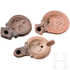 Drei römische Öllampen aus Ton mit figürlichen Darstellungen im Spiegel, zweite Hälfte 1. Jhdt n. Chr.