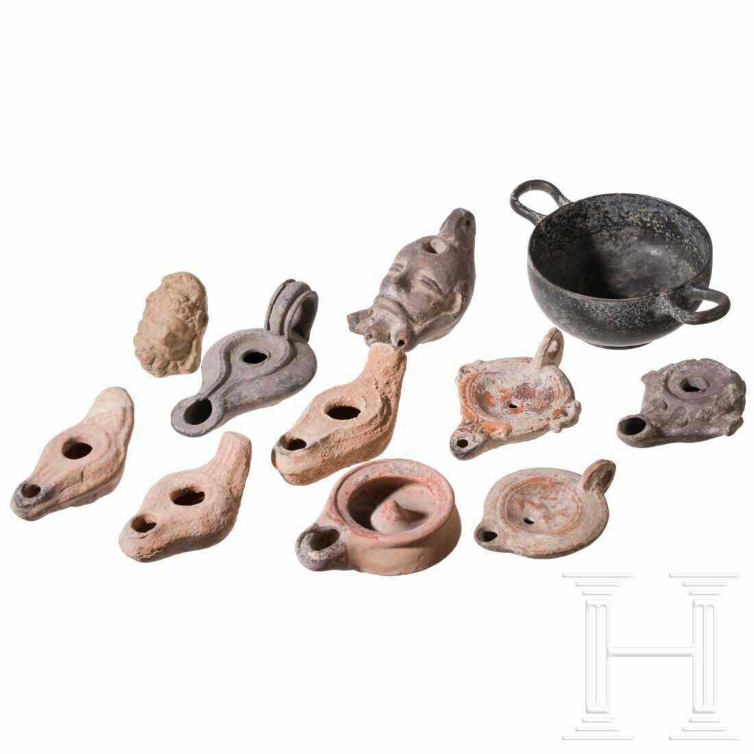 Konvolut von neun Öllampen, Tonkopf und etruskischer Schale, römisch 1.- 3. Jhdt. / 500 v. Chr. (Schale) / eine moderne Kopie Konvolut von neun Öllampen, Tonkopf und etruskischer Schale, römisch 1.- 3. Jhdt. / 500 v. Chr. (Schale) / eine moderne Kopie