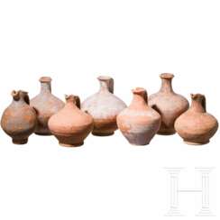 Sieben Kannen aus Ton, römische Provinzen Südosteuropas, 2. - 3. Jhdt. n. Chr.