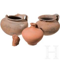 Drei Henkelgefäße und kleiner Tonkopf, römisch, 2. - 3. Jhdt. n. Chr.