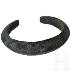 Jungbronzezeitlicher Armring mit reicher Verzierung, 13. Jhdt. v. Chr.