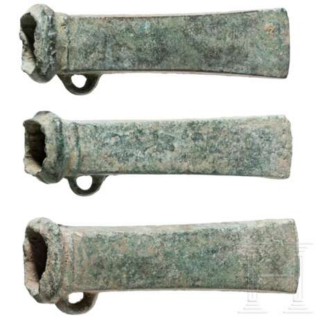 Drei Bronzebeile Typ Dahouet, bretonisch, späte Bronzezeit bis frühe Eisenzeit Westeuropas, 10. - 5. Jhdt. v. Chr. - фото 1