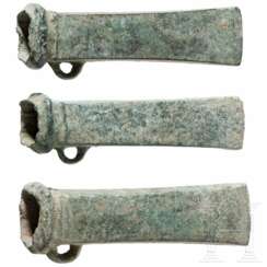 Drei Bronzebeile Typ Dahouet, bretonisch, späte Bronzezeit bis frühe Eisenzeit Westeuropas, 10. - 5. Jhdt. v. Chr.