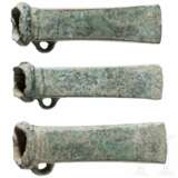 Drei Bronzebeile Typ Dahouet, bretonisch, späte Bronzezeit bis frühe Eisenzeit Westeuropas, 10. - 5. Jhdt. v. Chr. - фото 1