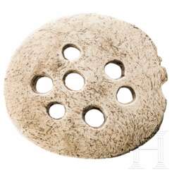 Vorgeschichtliche Trepanationsscheibe mit Darstellung der Plejaden (?), urnenfelderzeitlich, 12. - 9. Jhdt. v. Chr.