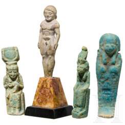 Griechischer Miniaturkouros aus Bein, 6. Jhdt. v. Chr. und drei altägyptische Fayencen der Spätzeit, mittleres 1. Jtsd. v. Chr.