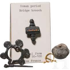 Goldene Omegafibel und Emailfibel, römisch, Rahmen einer Ringfibel und Nadel einer Ringfibel, mittelalterlich, 1. - 14. Jhdt. n. Chr.