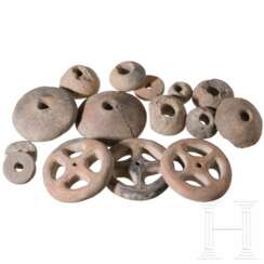 Drei Tonräder von Votivwägen, späte Bronzezeit Südosteuropas , 14. - 12. Jhdt. v. Chr. und zwölf vor- und frühgeschichtliche Spinnwirtel