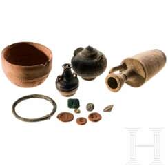 Vier antike Tongefäße, drei antike Siegel, eine Hornscheibe und ein Armring aus Glas,
5. Jhdt. v. Chr. - 8. Jhdt. n. Chr.
