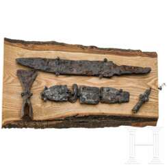 Vier eiserne archäologische Objekte, darunter eine silbertauschierte merowingische Gürtelgarnitur, 6. - 16. Jhdt.