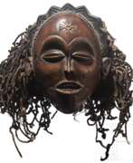 Overview. Mwana-Pwo-Maske der Chokwe, Mosambik, 20. Jhdt.