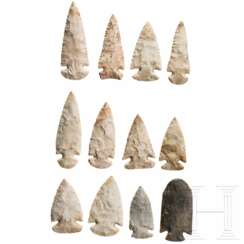 Zwölf paläoindianische Spitzen vom Typ "St. Charles Corner Notch" aus Feuerstein, Nordamerika, Mitte 10. Jtsd. v. Chr. - 9. Jtsd. v. Chr.