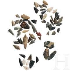 60 prähistorische Spitzen aus Feuerstein, meist Archaikum Nordamerikas, 6. - 2. Jtsd. v. Chr.