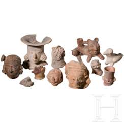 Neun präkolumbische Tonköpfe und zwei Gefäße, Ecuador / Mexiko, Jama-Coaque, Veracruz u.a., 500 - 900 n. Chr.