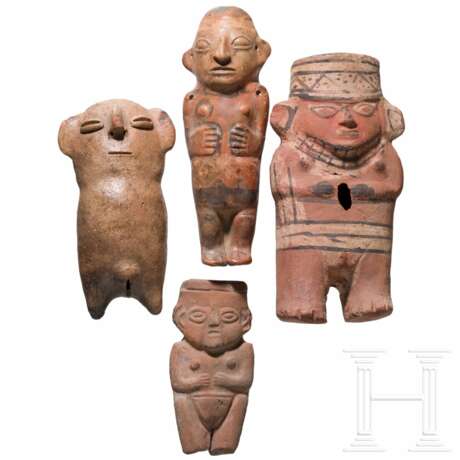 Vier präkolumbische Tonidole, Peru, wohl Chimu-/Chanay-Kultur, 900 - 1500 n. Chr. - Foto 1 Vier präkolumbische Tonidole, Peru, wohl Chimu-/Chanay-Kultur, 900 - 1500 n. Chr. - Foto 1