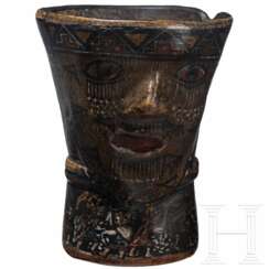 Ausgefallener hölzerner Keru (Becher), Peru, wohl frühe Kolonialzeit, 16. Jhdt.