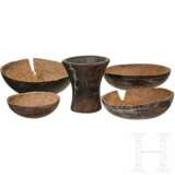 Hölzerner Keru (Becher), Peru, wohl frühe Kolonialzeit, 16. Jhdt., sowie vier bemalte Kürbisschalen - photo 1