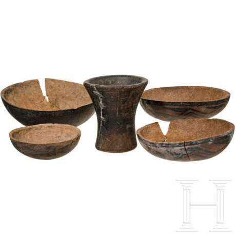 Hölzerner Keru (Becher), Peru, wohl frühe Kolonialzeit, 16. Jhdt., sowie vier bemalte Kürbisschalen - photo 1