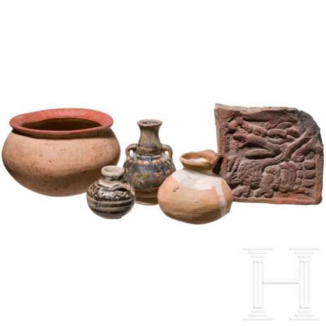 Fragment mit Fabelwesen, drei kleine Krüge und Schale, wohl präkolumbisch - photo 1