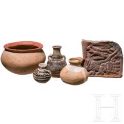 Fragment mit Fabelwesen, drei kleine Krüge und Schale, wohl präkolumbisch