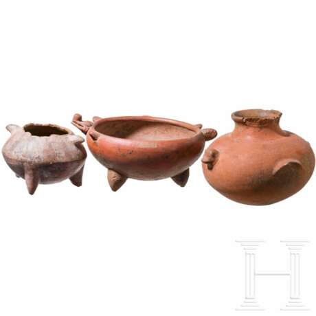 Zwei präkolumbische Schalen und ein Gefäß, Mittelamerika, wohl 500 - 1500 n. Chr. - photo 1
