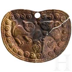 Präkolumbische Tumbaga-Applike mit Katzen, Peru, wohl Chimu-Kultur, 900 - 1500 n. Chr.