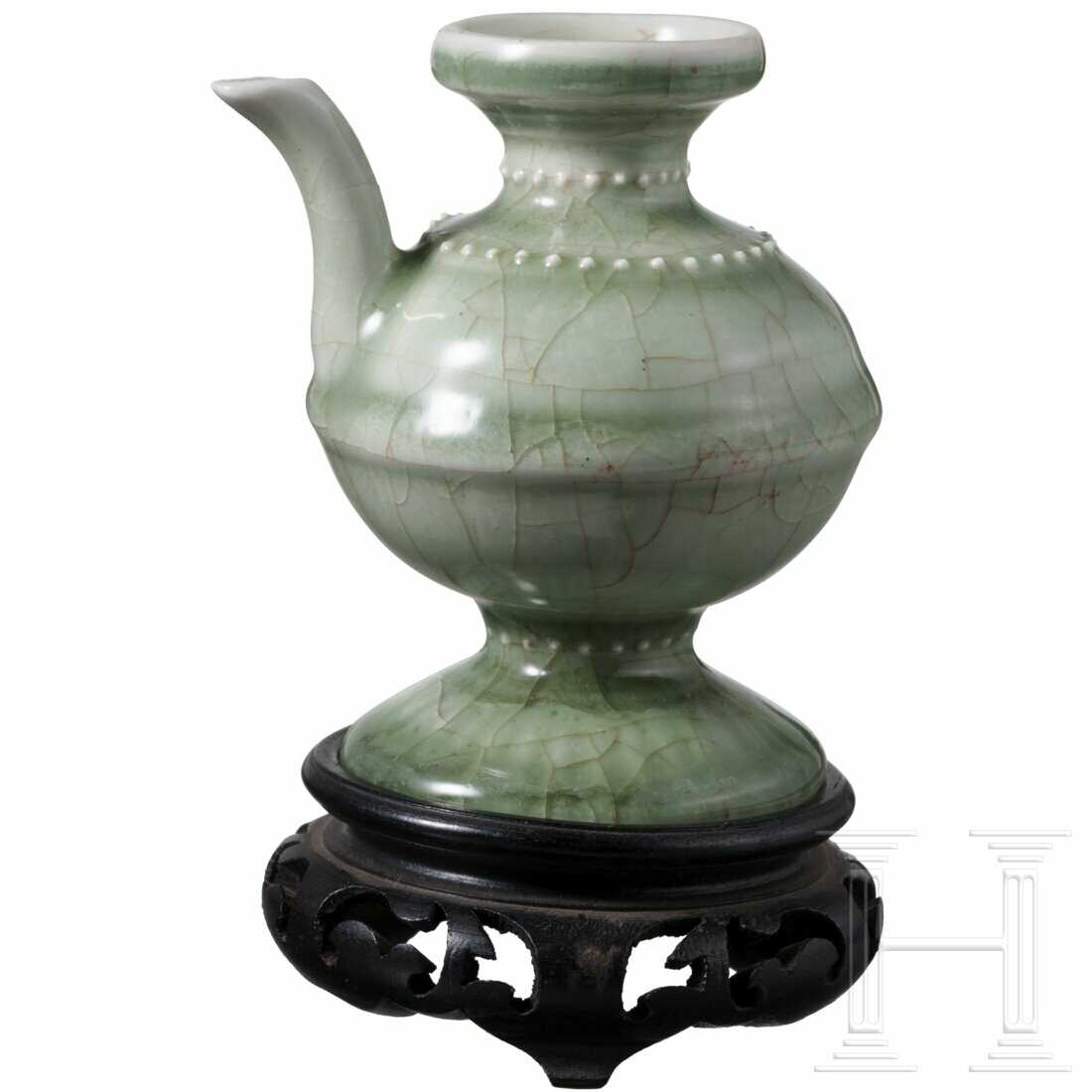 Bedeutendes und seltenes kleines Seladon-Kännchen, China, Ming-Dynastie, wohl Yongle-Periode, 14./15. Jhdt. Bedeutendes und seltenes kleines Seladon-Kännchen, China, Ming-Dynastie, wohl Yongle-Periode, 14./15. Jhdt.