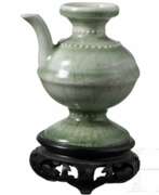 Chine. Bedeutendes und seltenes kleines Seladon-Kännchen, China, Ming-Dynastie, wohl Yongle-Periode, 14./15. Jhdt.