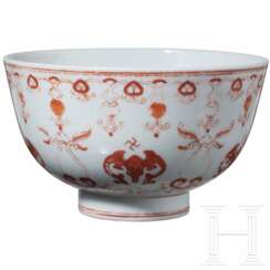 Eisenrot bemalte Schale mit Fledermäusen und Daoguang-Sechszeichenmarke, China, wohl aus dieser Zeit (um 1840)