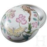Kleine Famille-Rose-Deckeldose mit Schmetterlingen, China, wohl 19./20. Jhdt. - photo 1