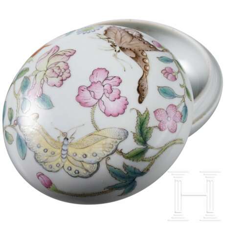 Kleine Famille-Rose-Deckeldose mit Schmetterlingen, China, wohl 19./20. Jhdt. - photo 1