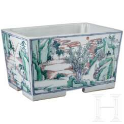 Famille-Rose-Blumentopf mit Fluss- und Berglandschaft, China, wohl Kangxi-Periode, 18. Jhdt.