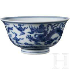 Blau-weiße Drachenschale mit Yongzheng-Sechszeichenmarke, China, wohl Yongzheng-Periode, 18. Jhdt.