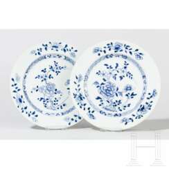 Zwei blau-weiße Teller des Nanking-Cargo-Schiffbruchs, Qing-Dynastie, 18. Jhdt.