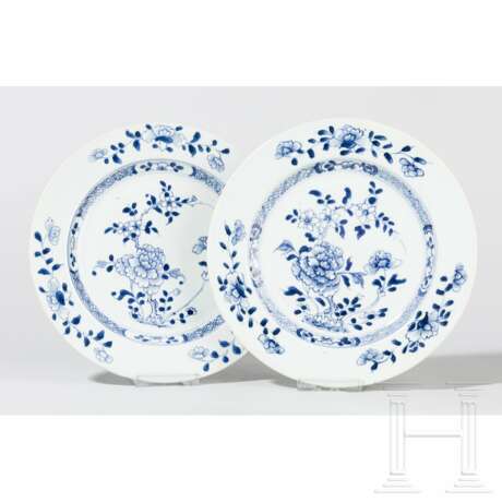 Zwei blau-weiße Teller des Nanking-Cargo-Schiffbruchs, Qing-Dynastie, 18. Jhdt. - photo 1 Zwei blau-weiße Teller des Nanking-Cargo-Schiffbruchs, Qing-Dynastie, 18. Jhdt. - photo 1