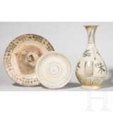 Vase, Schale und kleiner Teller, China, wohl Ming-Dynastie - photo 1