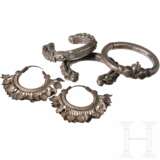 Ein Armreifpaar mit Drachenköpfen, ein massiver Armreif mit Schraubverschluss, zwei Ohrringe, chinesisch und mittelasiatisch, 18. - 19. Jhdt. - photo 1
