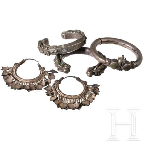 Ein Armreifpaar mit Drachenköpfen, ein massiver Armreif mit Schraubverschluss, zwei Ohrringe, chinesisch und mittelasiatisch, 18. - 19. Jhdt. - photo 1 Ein Armreifpaar mit Drachenköpfen, ein massiver Armreif mit Schraubverschluss, zwei Ohrringe, chinesisch und mittelasiatisch, 18. - 19. Jhdt. - photo 1