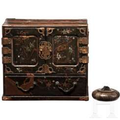 Kabinettschränkchen mit Lackmalerei und Runddose, Japan, um 1900